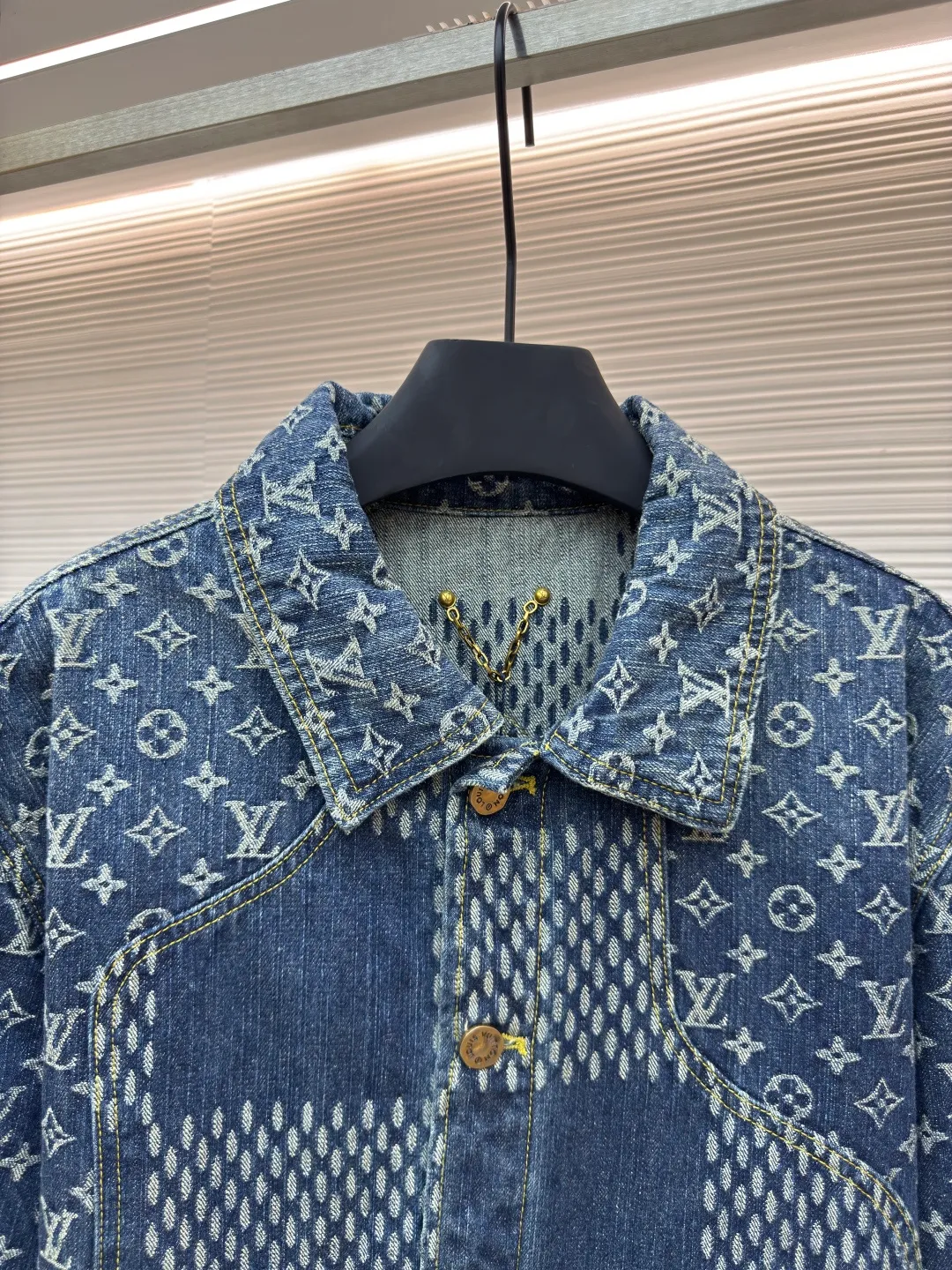 LOUIS VUITTON x Nigo classic checkerboard denim jacket ●Authentic product: purchased and developed by 20899 ●Item number: 1680329-B60 ●Fabric: denim fabric ●Technology: jacquard production ●Version: fitted version ●Weight: about 1025 grams ●Size: 46-48-50-52 ●Description: After manual typesetting and positioning and cutting, the fabric wear is very large, the cuffs are aligned, the back jacquard is lined up horizontally, the front and back splicing process perfectly restores the original effect, the jacquard pattern size and spacing are the same, the pattern width is consistent, and the workmanship is very complicated. The overall wiring is straight and delicate, the fabric is comfortable and soft, and the color is consistent without color difference. It can be matched with the same style to create a fashionable look and control various occasions. Customized accessories, complete with three standards, same style for men and women!